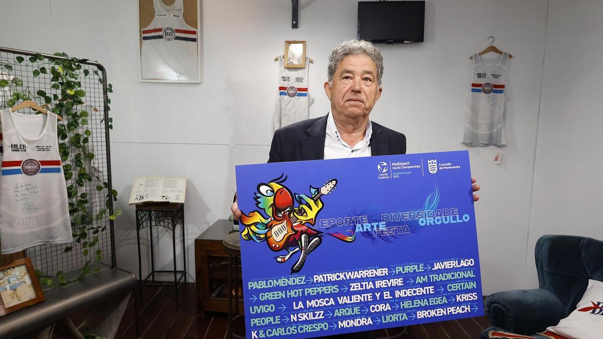 El alcalde, Miguel Anxo Fernández Lores, con el cartel de conciertos del triatlón.
