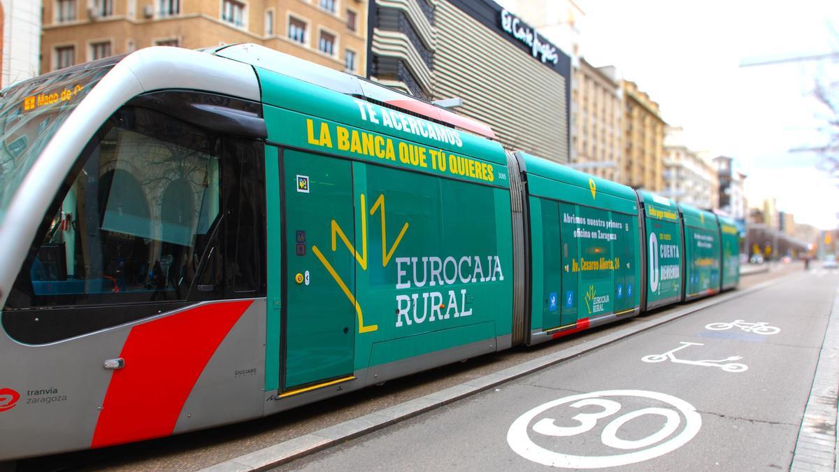 El tranvía con el vinilo de Eurocaja Rural en Zaragoza