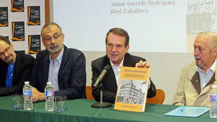 Giráldez, Abad, Caballero y Garrido, ayer durante la presentación del libro sobre De la Fuente. // M. G. Brea