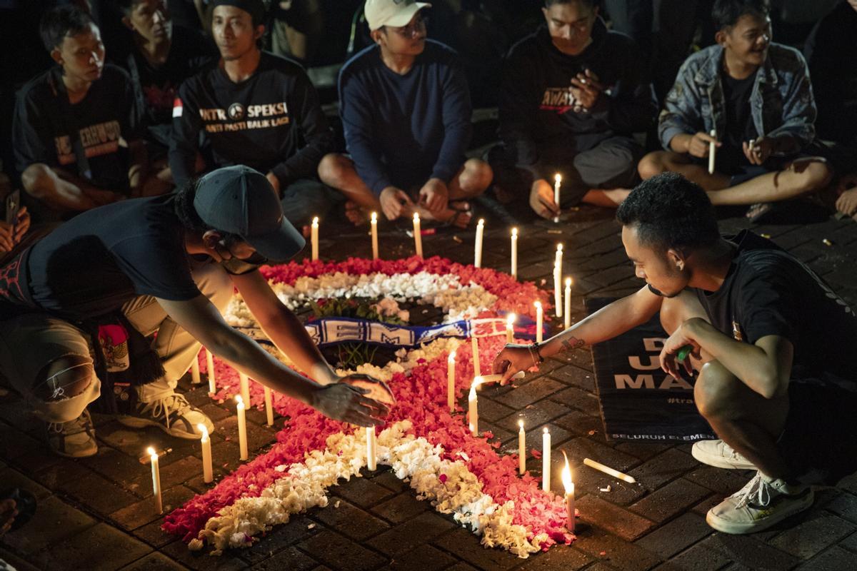 Trágica avalancha que ha dejado decenas de muertos en un estadio de fútbol en Indonesia.