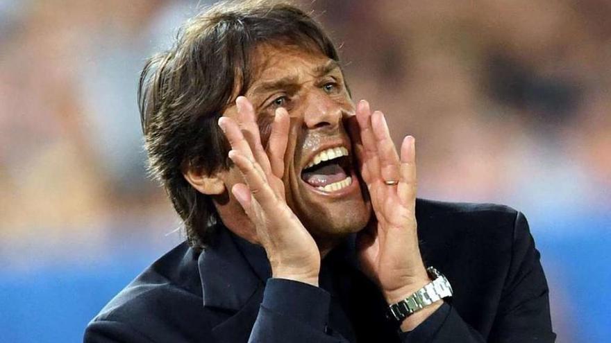 Antonio Conte grita durante la eliminatoria ante Alemania. // Daniel Zal Zennaro