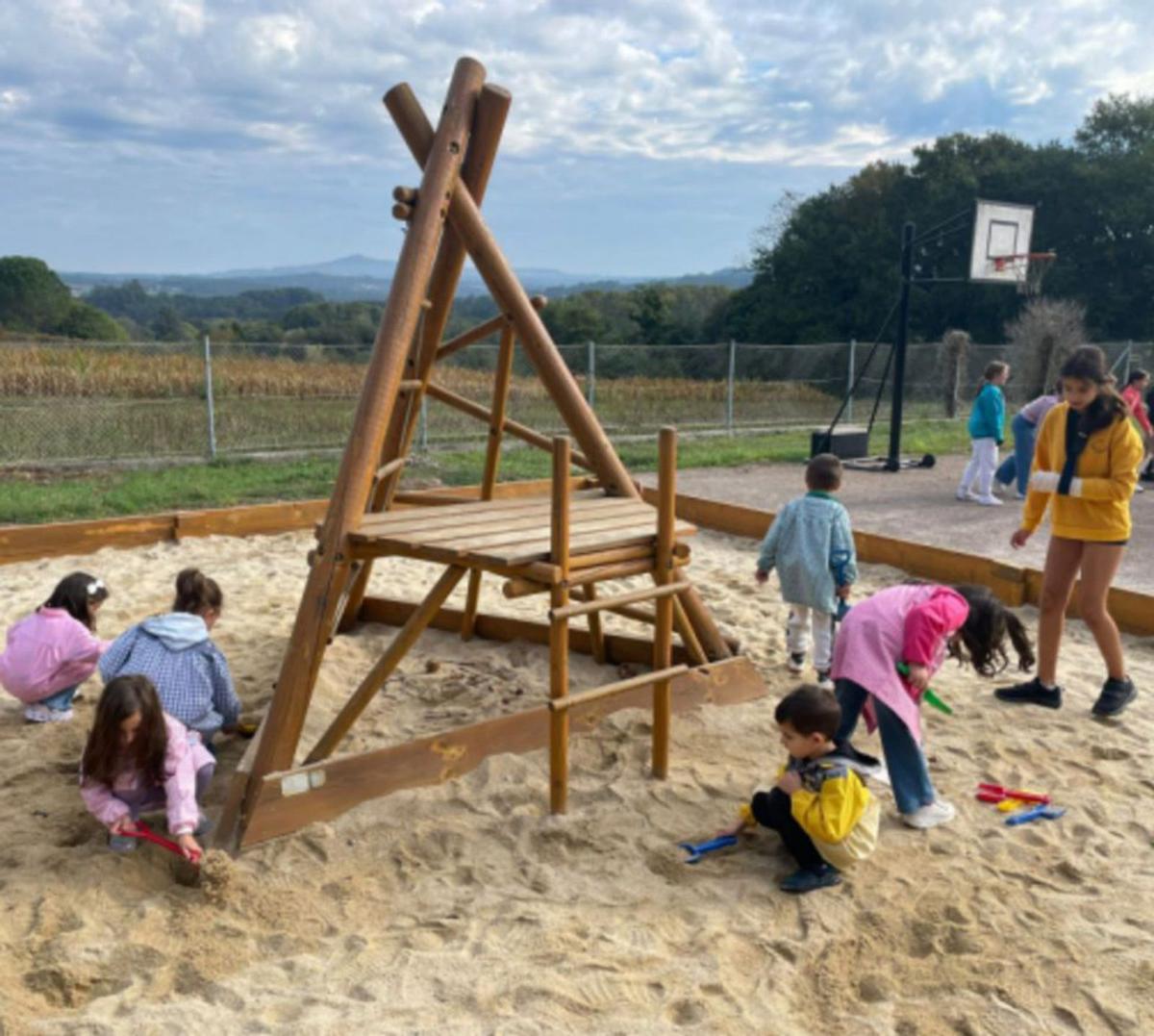 Juegos y castañas en el magosto del Villar Paramá