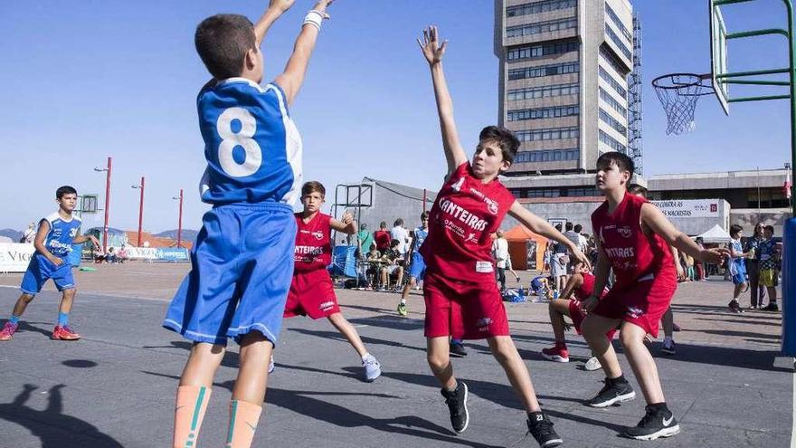 Un partido del Memorial Quino Salvo de baloncesto base disputado en la Praza do Rei viguesa. // Cristina Graña