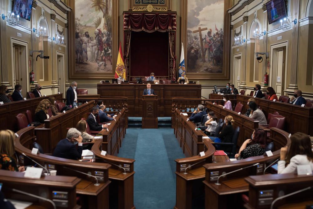 Pleno en el Parlamento de Canarias