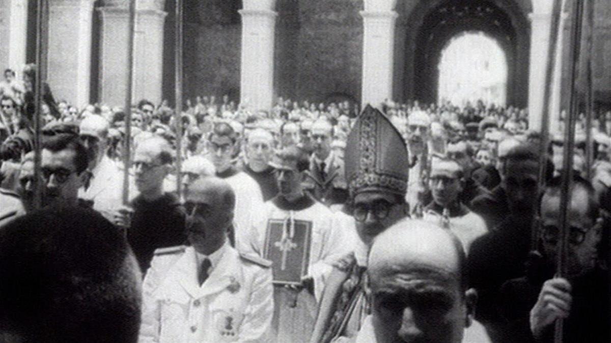 Imagen del programa de TV-3 '30 minuts' de una visita de Franco al monasterio de Montserrat.