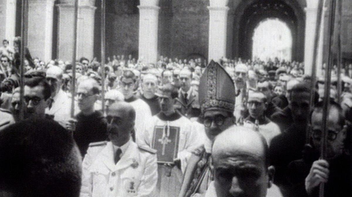 Imagen del programa de TV-3 '30 minuts' de una visita de Franco al monasterio de Montserrat.