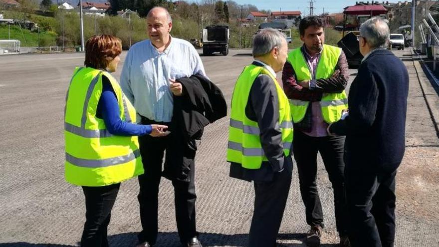 La instalación del nuevo césped artificial en el campo de fútbol de San Claudio, a punto