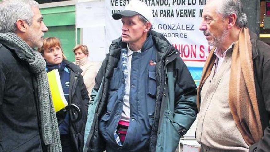 José Ramón González, hablando esta semana con Gaspar Llamazares; junto a ellos, el presidente de la Confederación de la Pequeña y Mediana Empresa, Salvador Bellido, y detrás, las hermanas del empresario, Sole y Mari.