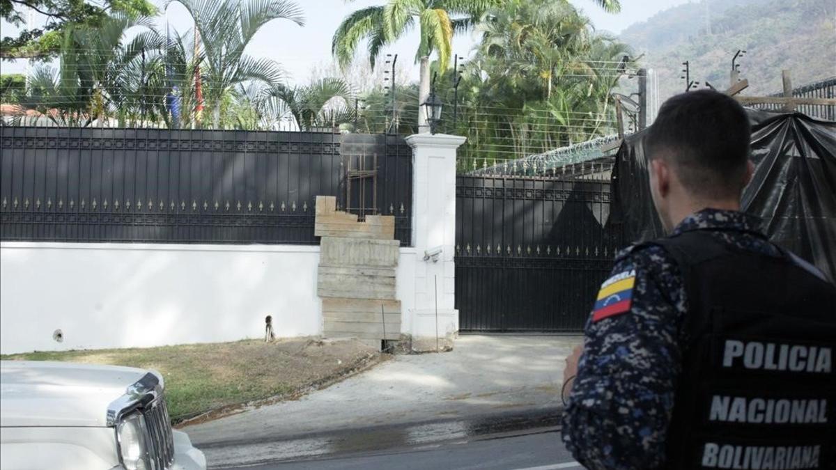 Un policía venezolano frente a la Embajada española en Caracas