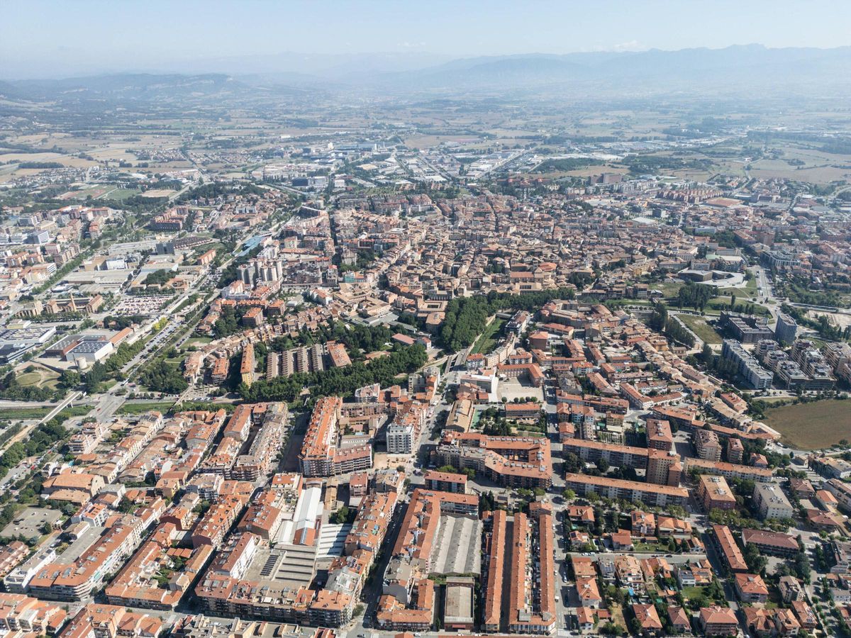 Vista aérea de Vic desde el distrito mal llamado 'Vic2', al fondo, uno de los mayores polígonos de la indústria cárnica.