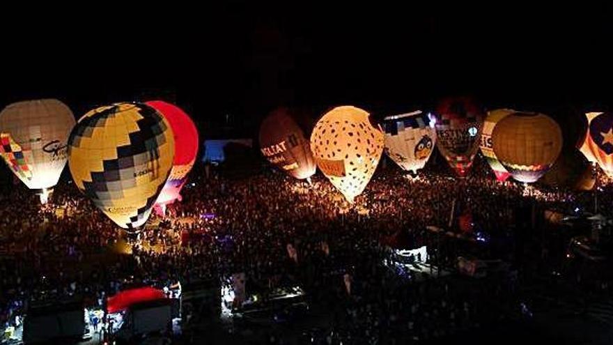 Imatge de l&#039;encesa nocturna de globus anomenada Night Glow, que va posar la cloenda al certamen