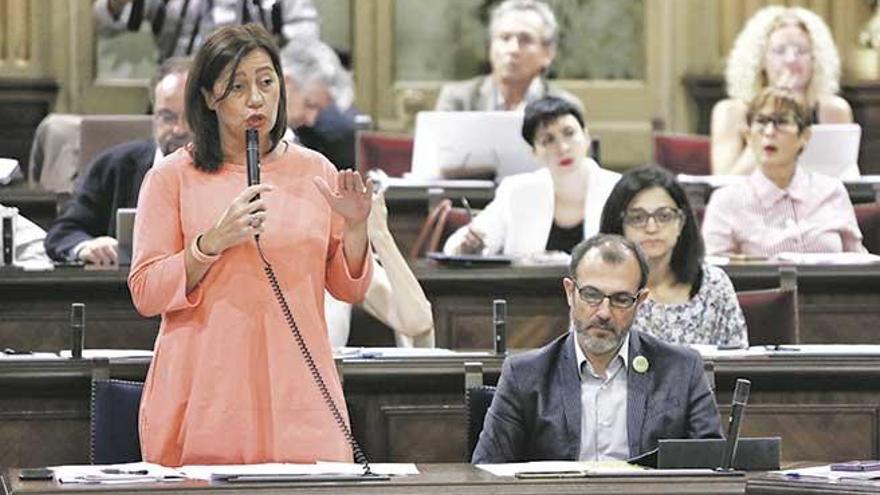 Armengol replicando ayer a Prohens en el Parlament. A su lado, Biel Barceló.