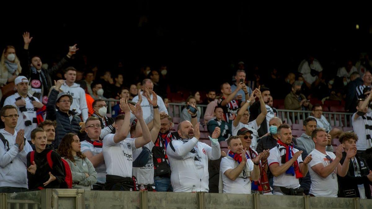 Aficionados del Eintracht invaden las gradas del Camp Nou.