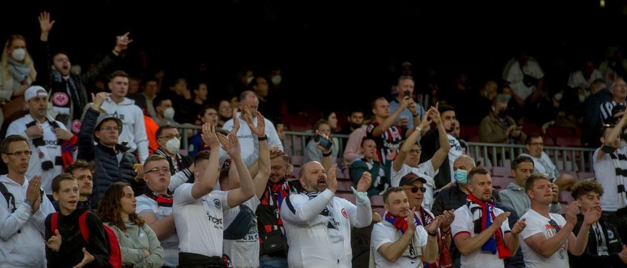 Aficionados del Eintracht invaden las gradas del Camp Nou.