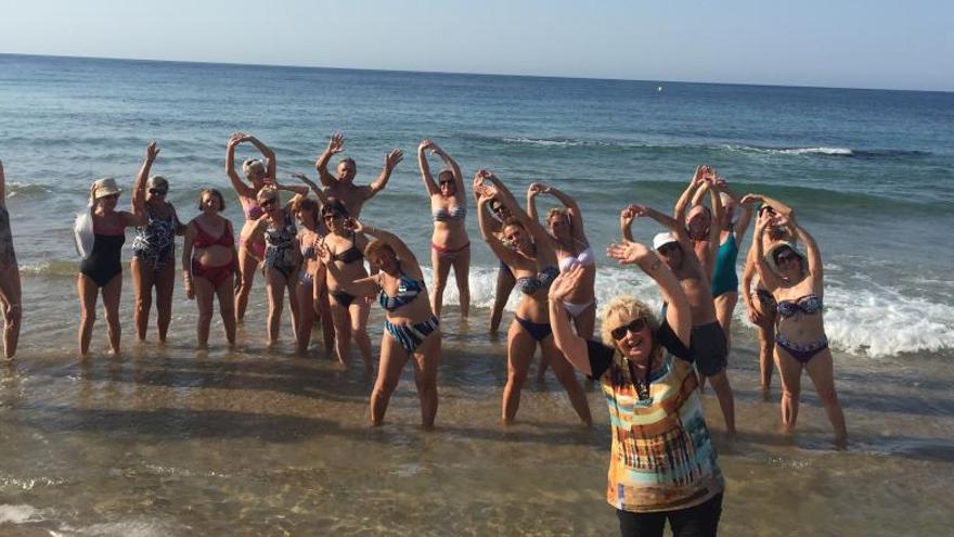 Gimnasia para la tercera edad en la playa de Calp