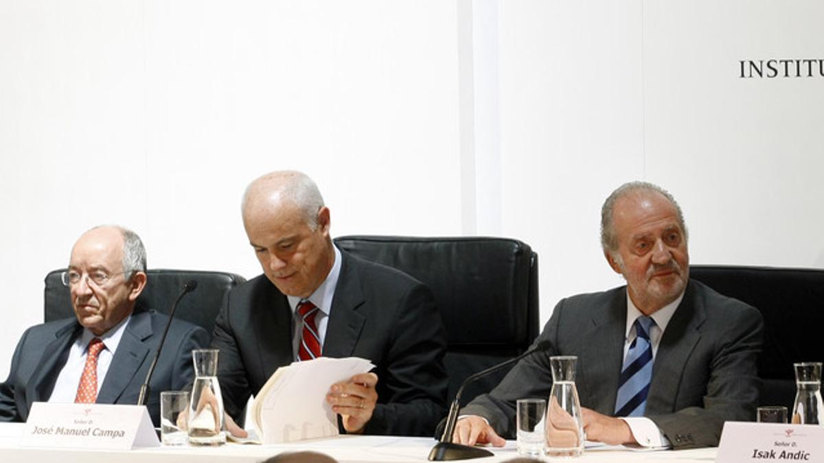 El Rey, acompañado por el secretario de Estado de Economía, José Manuel Campa (centro), y por el gobernador del Banco de España, Miguel Ángel Fernández Ordóñez, durante su intervención en la asamblea del IEF, este lunes, en Madrid.