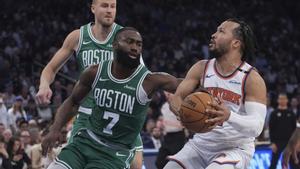Jalen Brunson, de lo Knicks, defendido por Brown, en el partido disputado en Nueva York. 