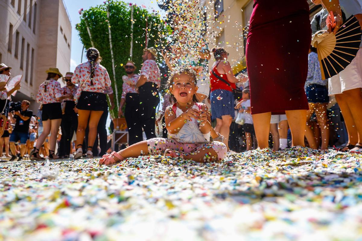 Bétera se rinde a la Rodà: confeti, pólvora y 16 Alfàbegues con nombre de mujer