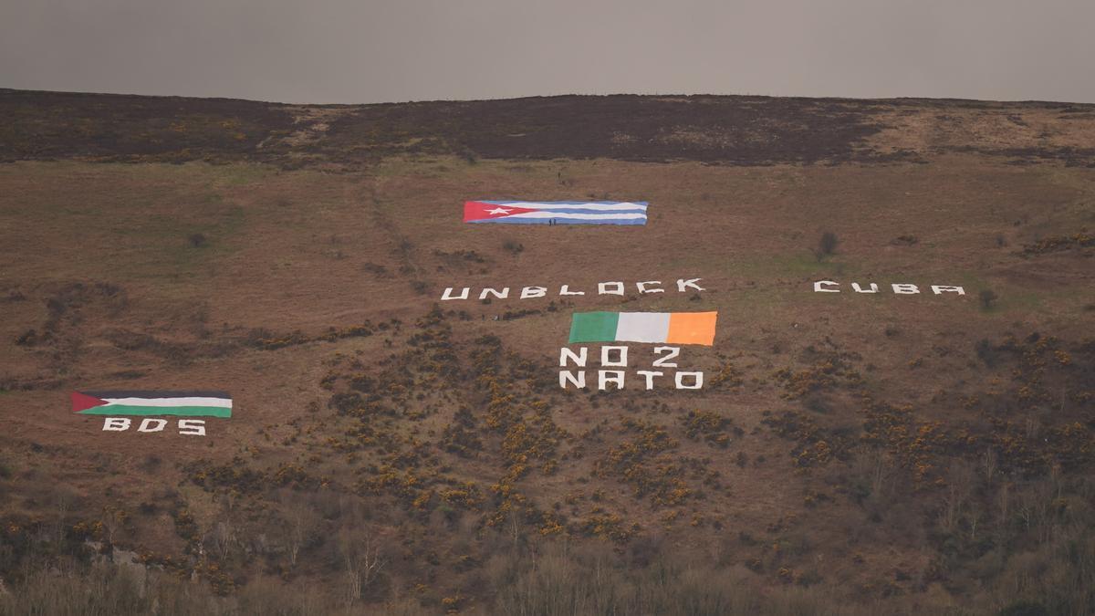 Los mensajes en Black Mountain, que domina la ciudad de Belfast, en Irlanda del Norte, mientras el presidente de los Estados Unidos, Joe Biden, pronuncia su discurso de apertura en la Universidad de Ulster.