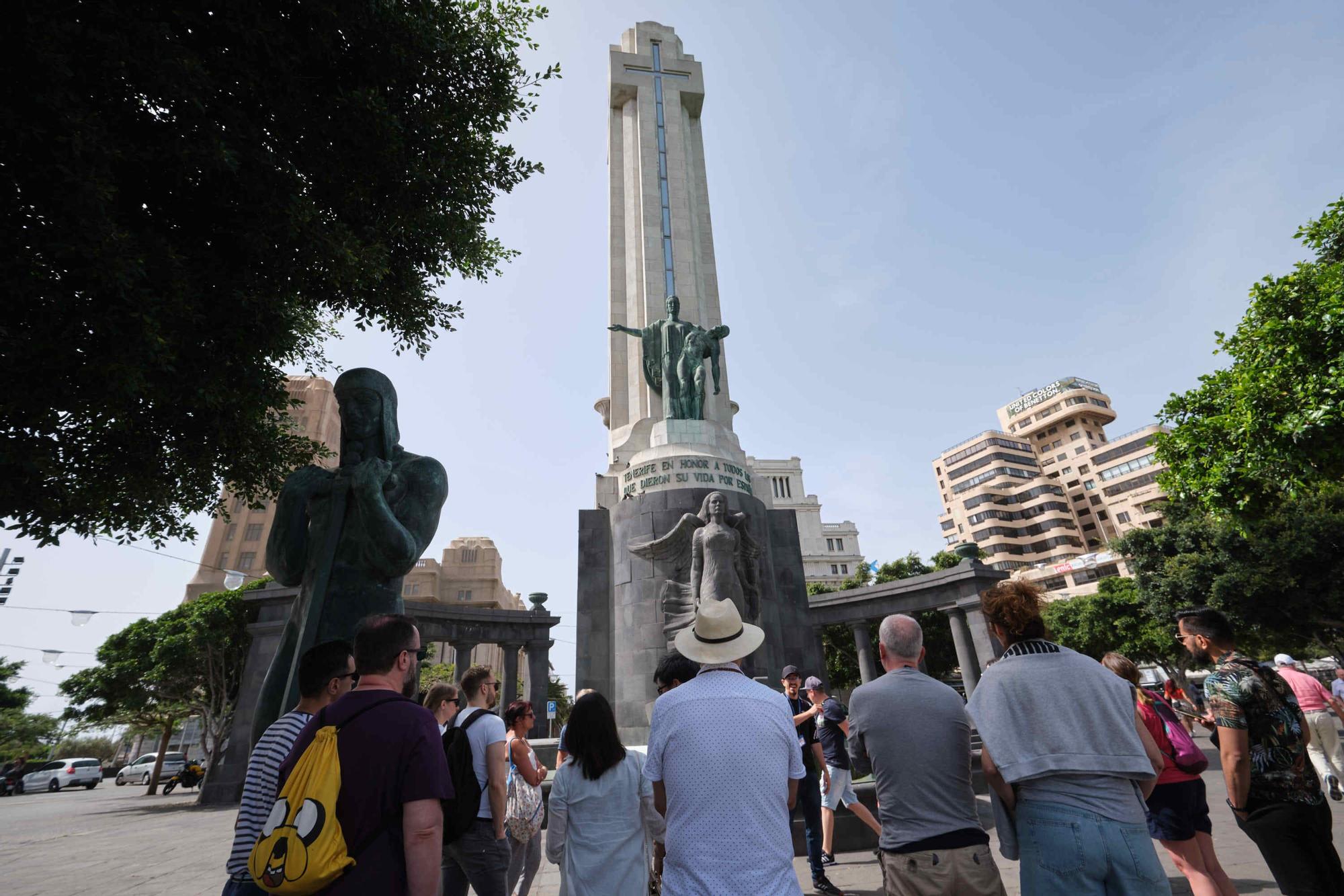 Visita al monumento de los Caídos, en la plaza de España