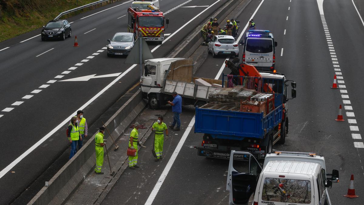 Camión que portaba la carga que salió despedida por ambos carriles.