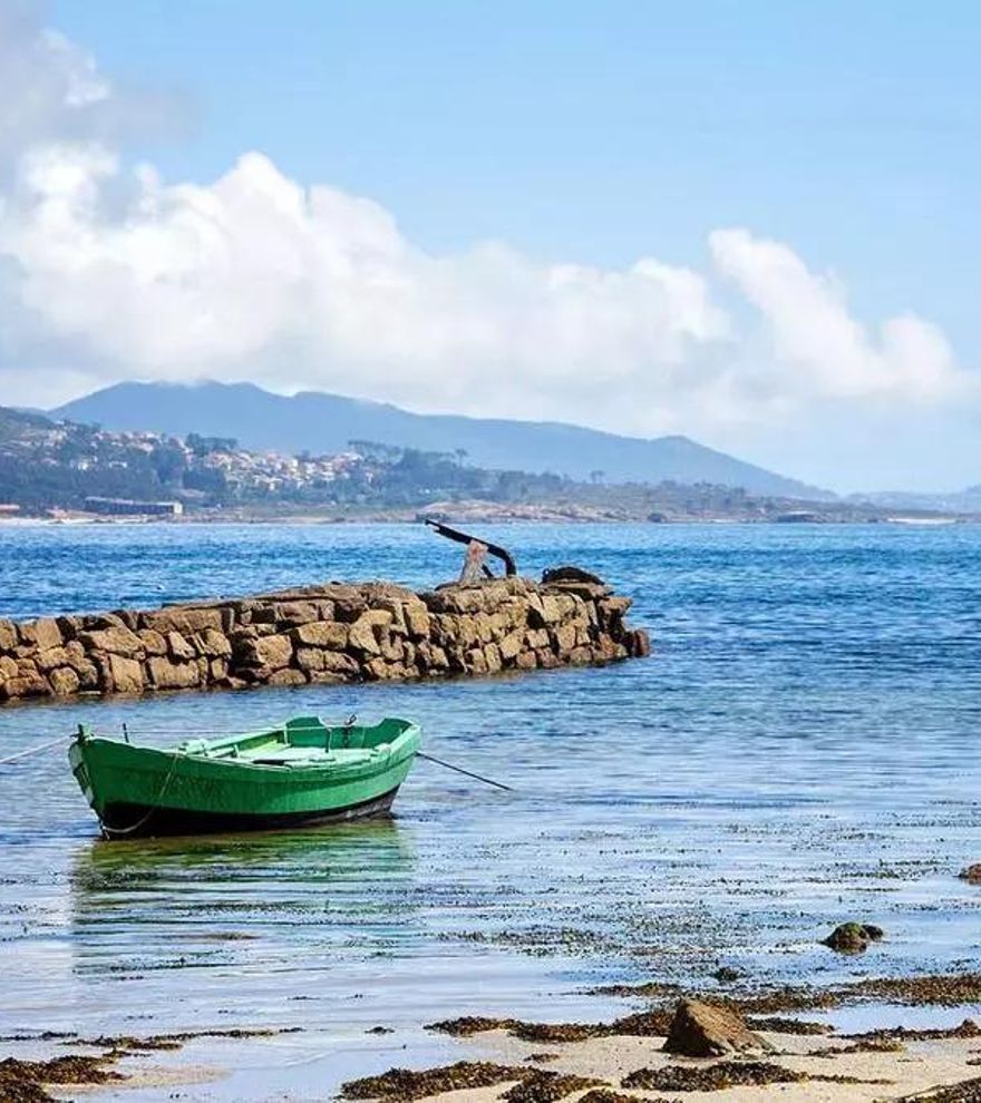 La revista VIAJAR lo confirma: este es el pueblo más infravalorado de Galicia con un castillo sobre el océano