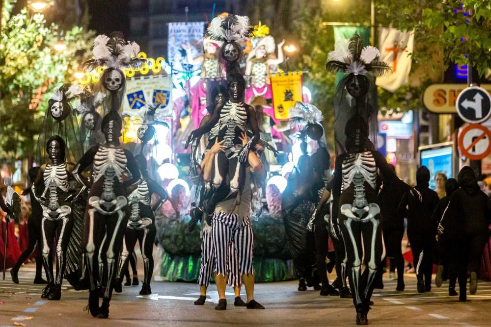 Calp se entrega a las huestes festeras en la Entrada de Moros y Cristianos