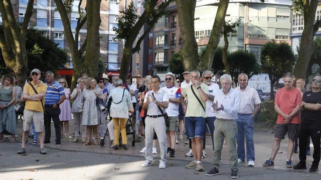 Asistentes a una de las concentraciones en La Felguera contra los malos olores. | FERNANDO RODRÍGUEZ