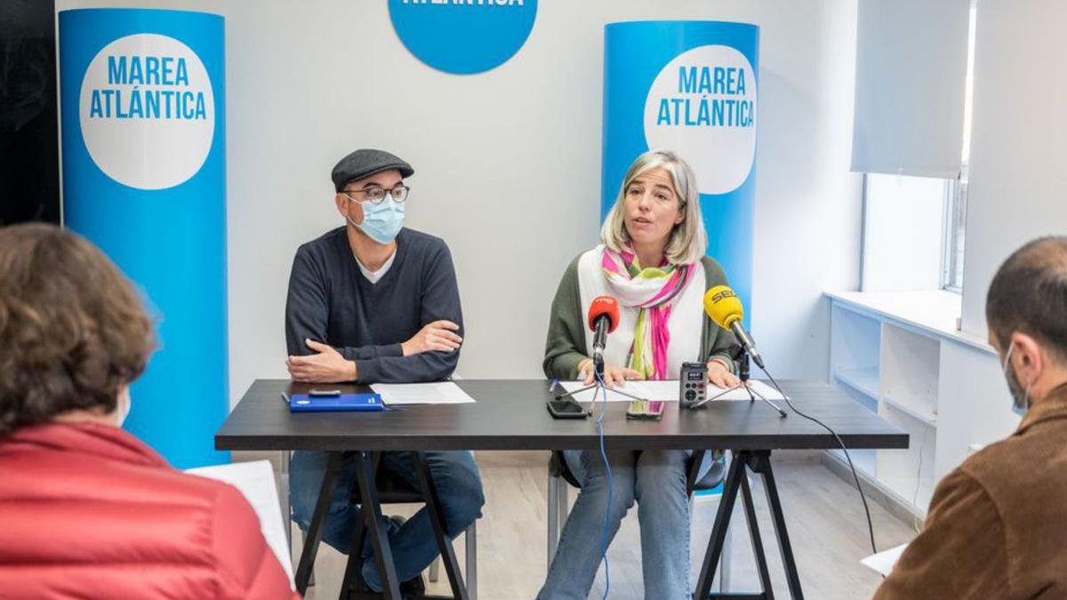 Víctor Jiménez y María García en la sede de Marea.   | // LA OPINIÓN