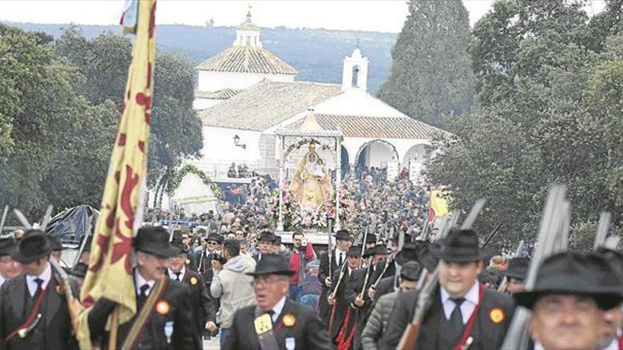 Miles de personas acompañan a la patrona en su camino a Pozoblanco