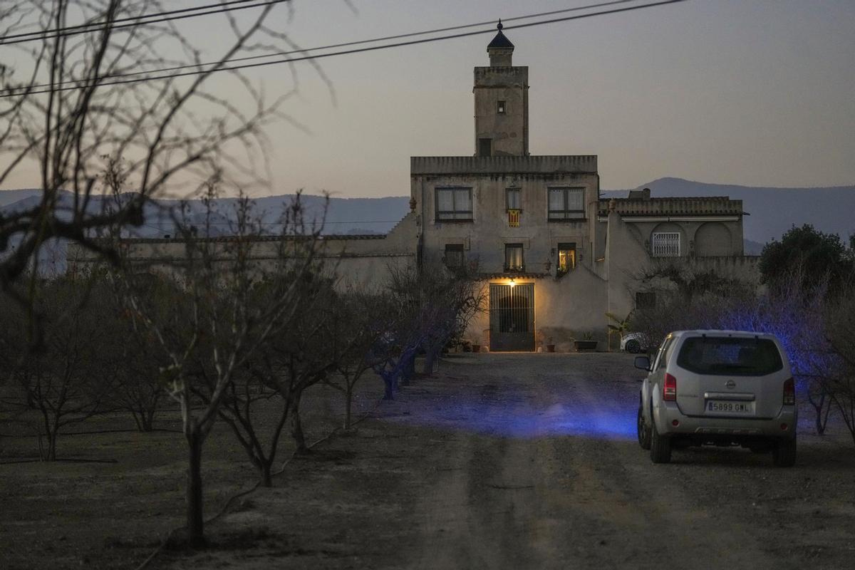 La masia de Riudoms, Tarragona, donde se atrincheró y fue herido por los mossos el exvigilante de seguridad que tiroteó a tres trabajadores de una empresa de Tarragona.