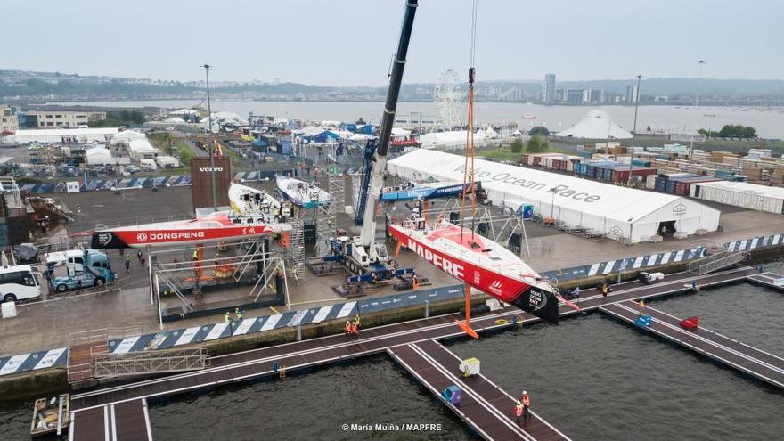 El Mapfre es trasladado al agua en Cardiff. // María Muíña