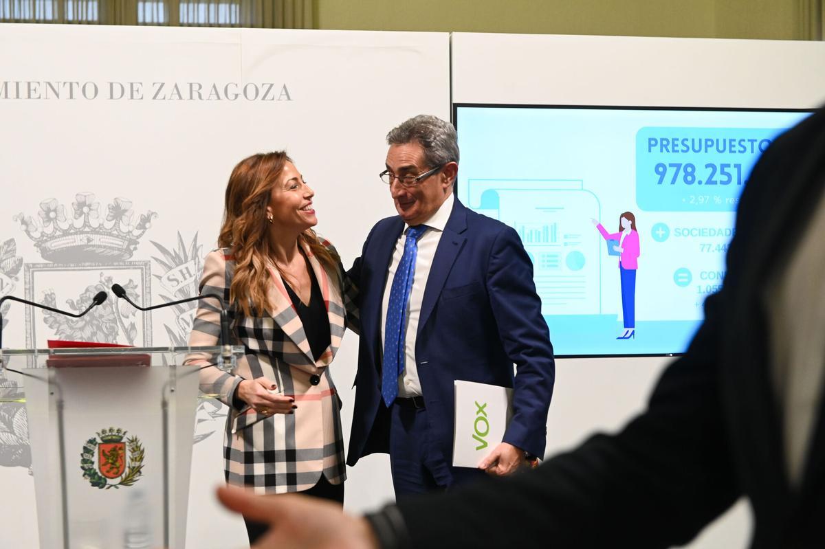 La alcaldesa Natalia Chueca y Julio Calvo, portavoz de Vox, en la presentación del acuerdo presupuestario de 2024.