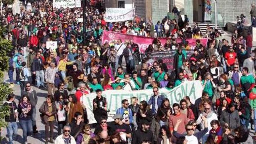 La manifestación, a su paso por la calle Alcazabilla.