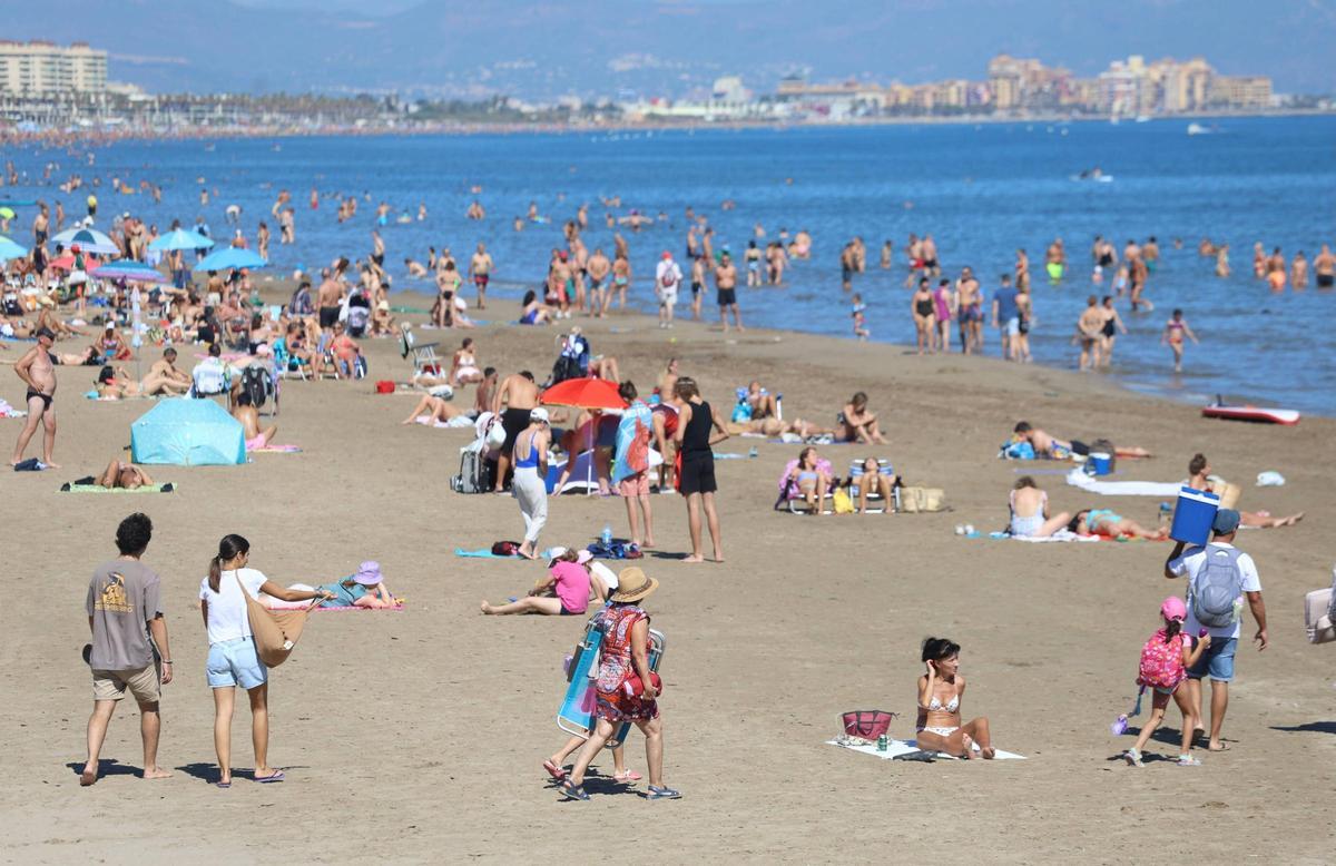El buen tiempo llena la playa de la Malvarrosa en València El buen tiempo llena la playa de la Malvarrosa en València