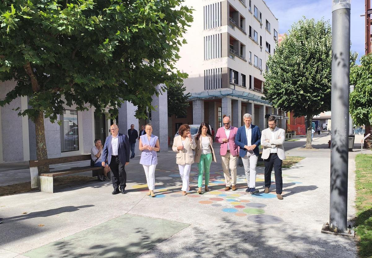 Alfonso Rueda, María Martínez Allegue y Félix Juncal con parte de la comitiva entrando en la Praza Massó.