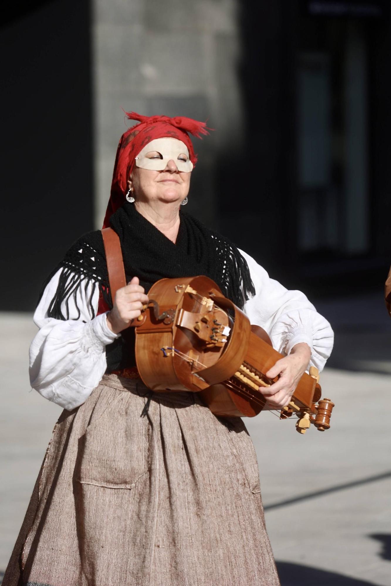 En imágenes | Desfile de los "Mazcaritos" por las calles de Oviedo