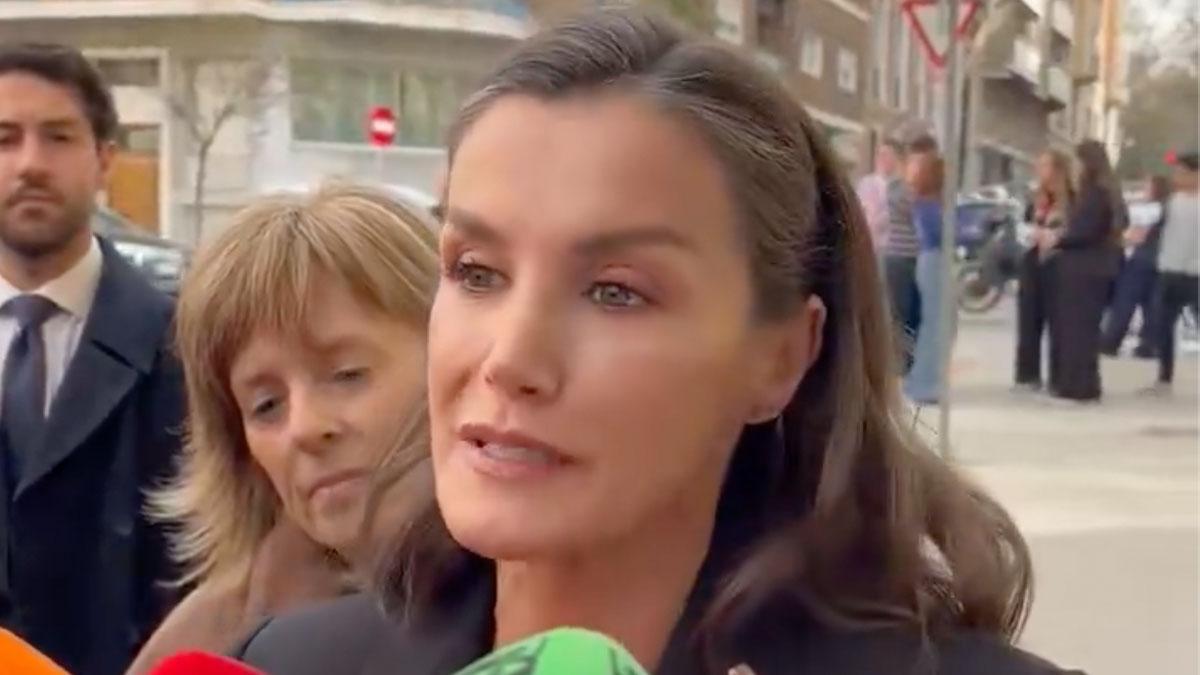 La Reina Letizia en la capilla ardiente de Fernando Ónega