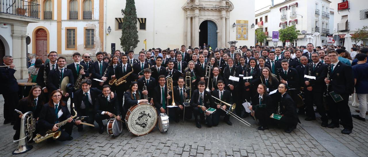 Componentes de la Banda de Música de La Esperanza, listos para tocar el Viernes de Dolores al Cristo de la Providencia.