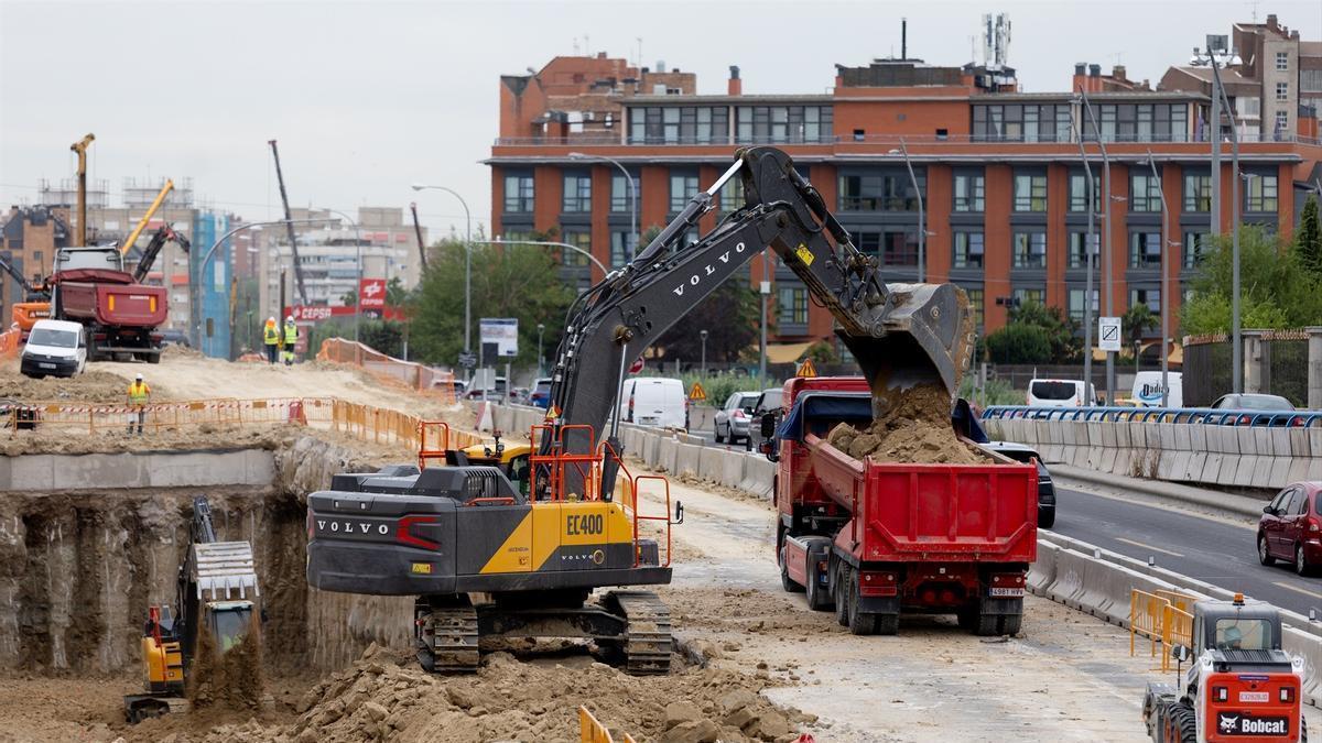 Operarios trabajando en las obras de la autovía A5, a 23 de julio de 2025, en Madrid (España)