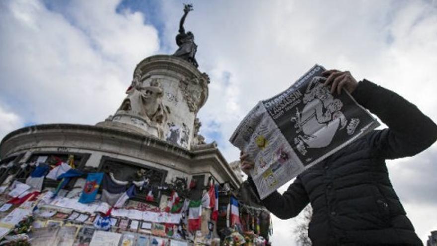 'Charlie Hebdo' recuerda a sus víctimas con una polémica portada