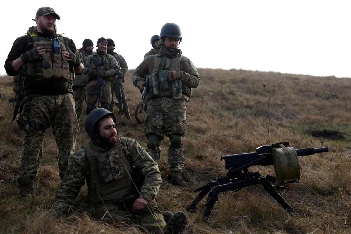 Soldados del batallón internacional Carpathian Sich realizan maniobras cerca de la línea del frente, cerca de Kreminna en Ucrania