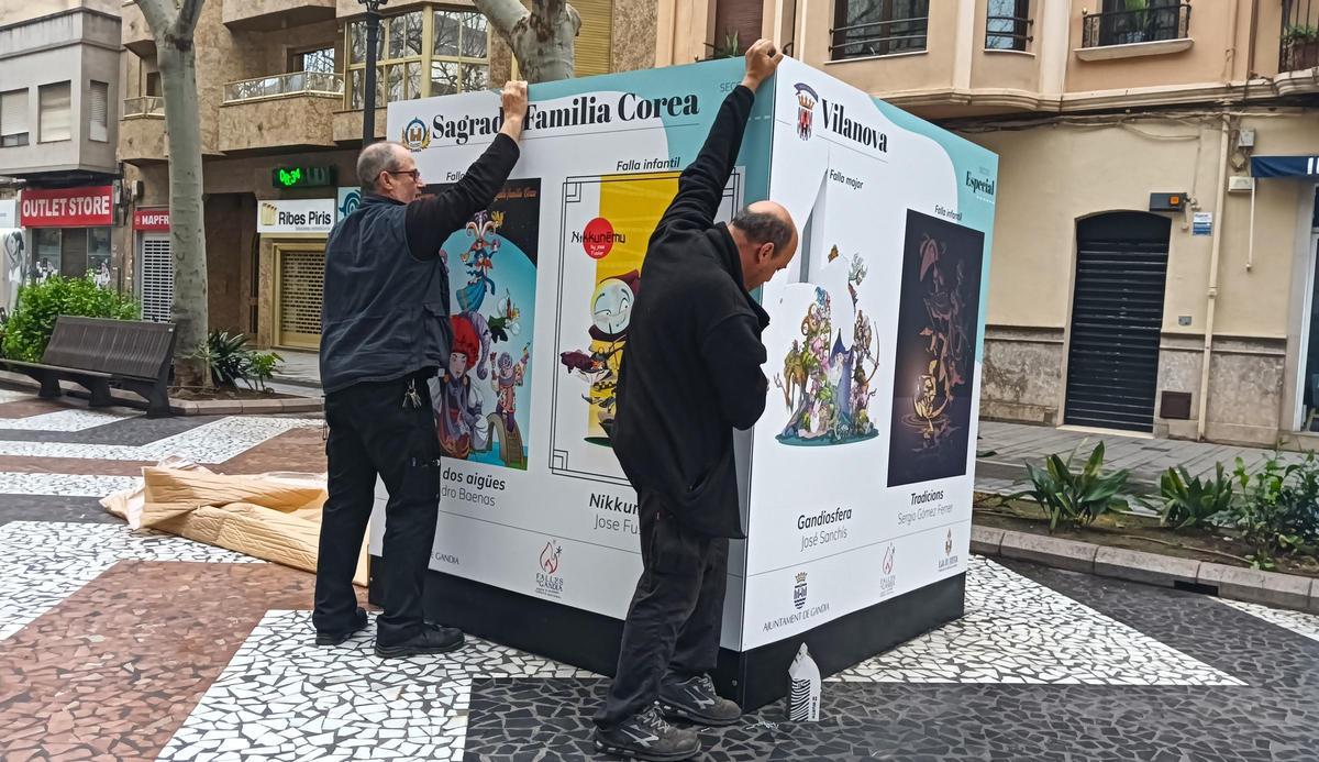 Operarios municipales colocan uno de los paneles.