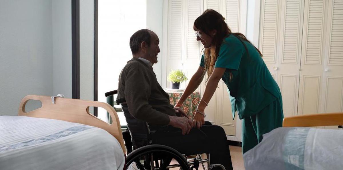 Un mayor en una residencia.