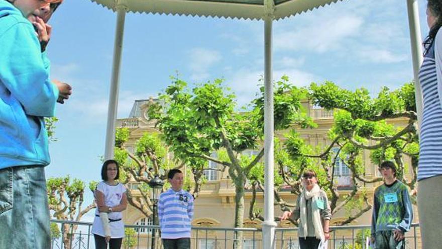 Una de las alumnas haciendo de guía del parque Vicente Loriente, en Castropol.