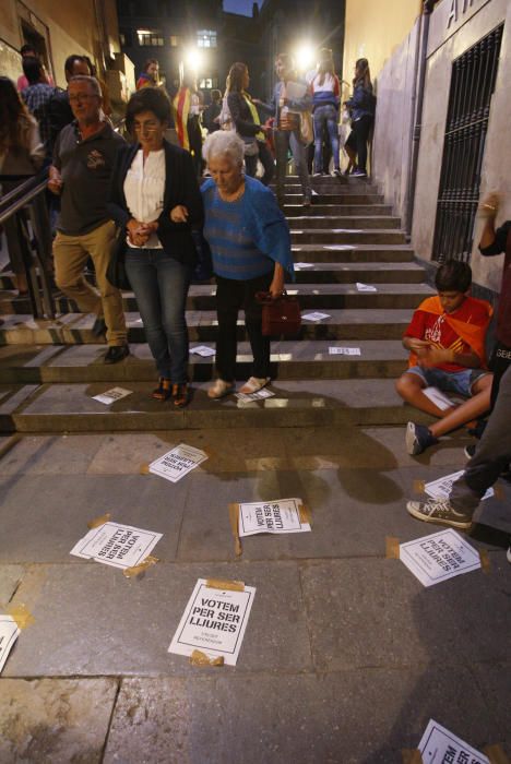 Enganxada de cartells a Girona a favor del referèndum