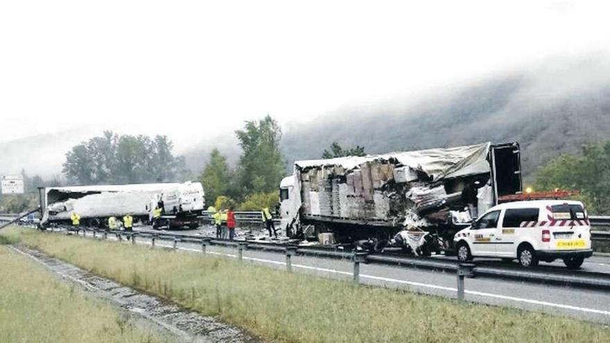 Los dos camiones afectados por el accidente, en el tramo de la A-6 en que ocurrió la colisión.