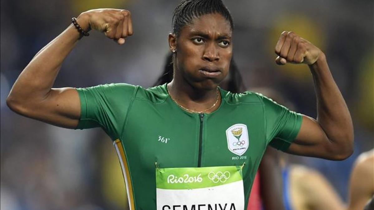 Caster Semenya celebra su contundente victoria en los 800 metros