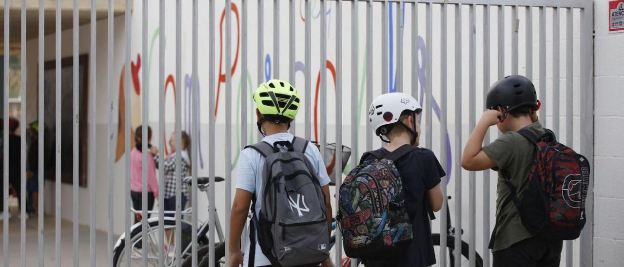 Imagen de archivo del día en el que los alumnos del colegio acudieron con casco a clase.