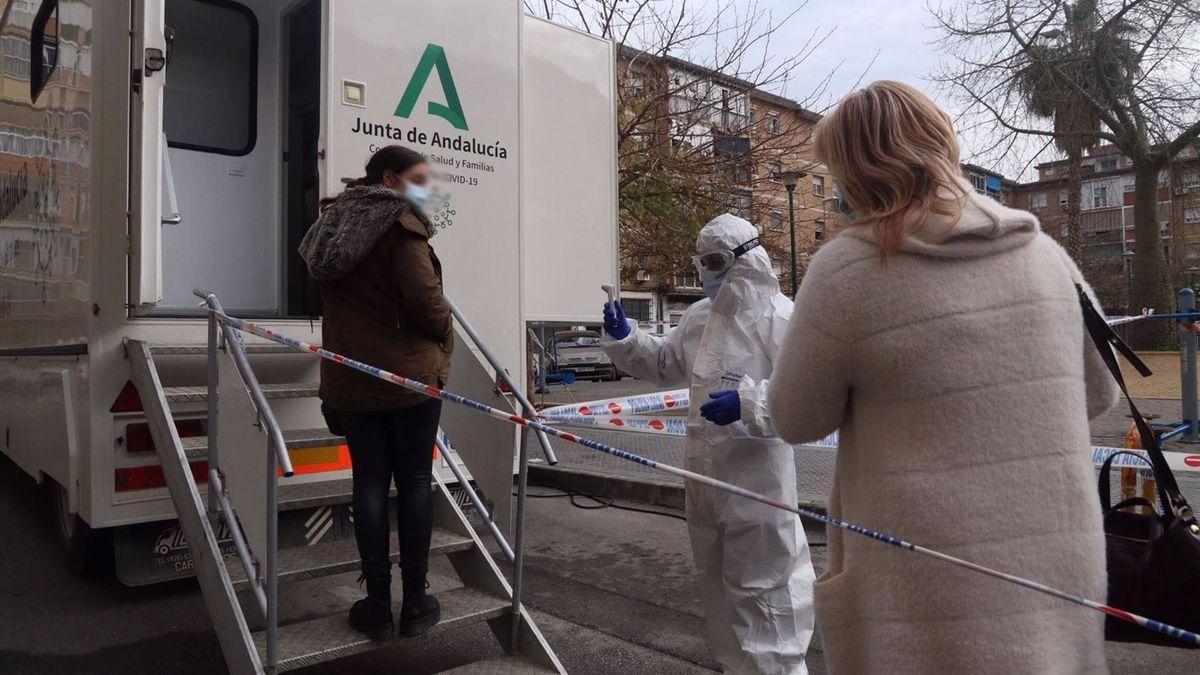 Personal sanitario recibe a los ciudadanos para un cribado masivo